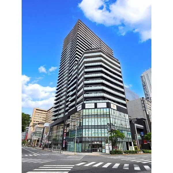 エクセレント　ザ　タワー 低層階には商業施設が入り、生活利便性も兼ね備えた複合型タワーマンションです。