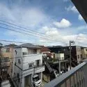 世紀コーポ大森東 住戸は、地上5階建ての3階部分に位置しています。晴れた日には気持ちの良い青空が楽しめそうです。