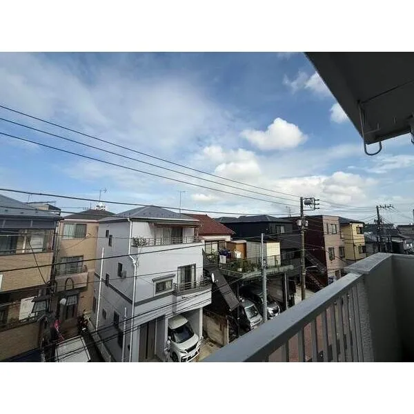 世紀コーポ大森東 住戸は、地上5階建ての3階部分に位置しています。晴れた日には気持ちの良い青空が楽しめそうです。