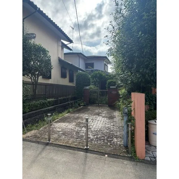 町田市金井ヶ丘1丁目 現地(古家あり・前面道路から撮影)※2026年9月撮影