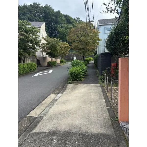 町田市金井ヶ丘1丁目 前面道路歩道上から撮影