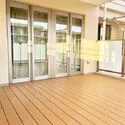 ヴェレーナ東戸塚II バルコニー床はウッド調デッキ　室内との床段差を少なくし、リビングダイニングからの出入りもスムーズです