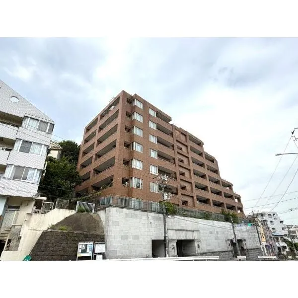 ランドシティ横濱山手 逆梁アウトフレーム工法により重厚な堂々たる現地外観
