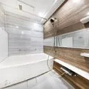レ・ジェイド大倉山 1418サイズの浴室。足を伸ばしてゆったり寛げる空間です。ワイドミラーが備わっています。