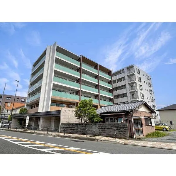 ザ・パークハウス茅ヶ崎本村 2011年11月築、RC造地上7階建。総戸数49戸の落ち着いたコミュニティが魅力のレジデンスです。