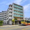ザ・パークハウス茅ヶ崎本村 マンション前に茅ケ崎駅方面へのバス停有り。国道1号(東海道)沿いの立地で、お車での移動も快適です。