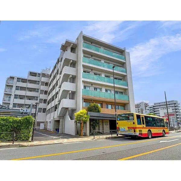ザ・パークハウス茅ヶ崎本村 マンション前に茅ケ崎駅方面へのバス停有り。国道1号(東海道)沿いの立地で、お車での移動も快適です。