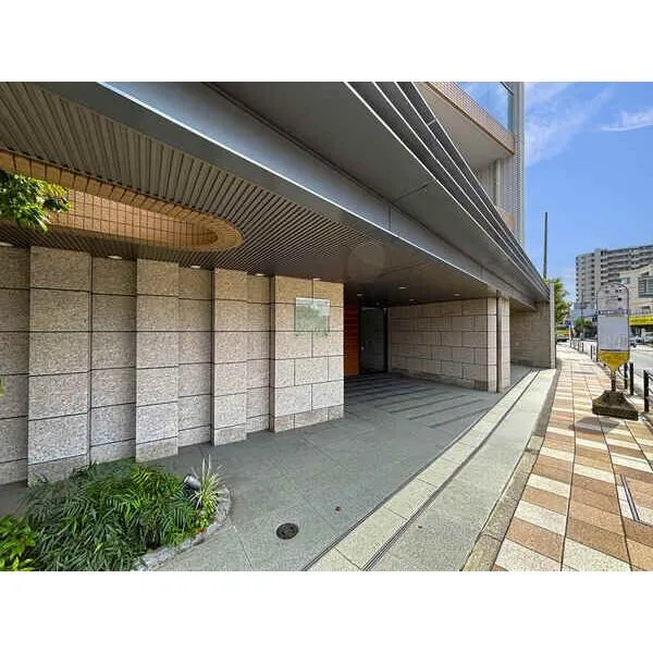 ザ・パークハウス茅ヶ崎本村 24時間営業のマックスバリュエクスプレス茅ヶ崎若松店まで約670mなど、徒歩圏内に買い物施設が点在。
