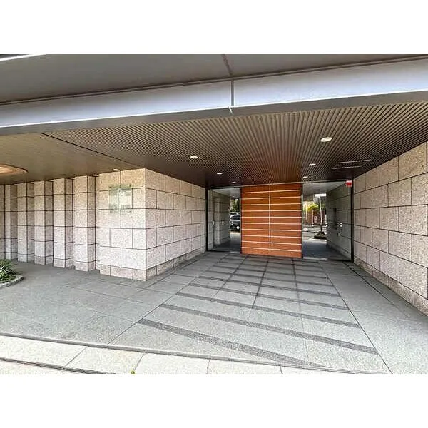 ザ・パークハウス茅ヶ崎本村 三菱地所コミュニティ管理。モニタ付きオートロックや防犯カメラなど、セキュリティにも配慮されています。