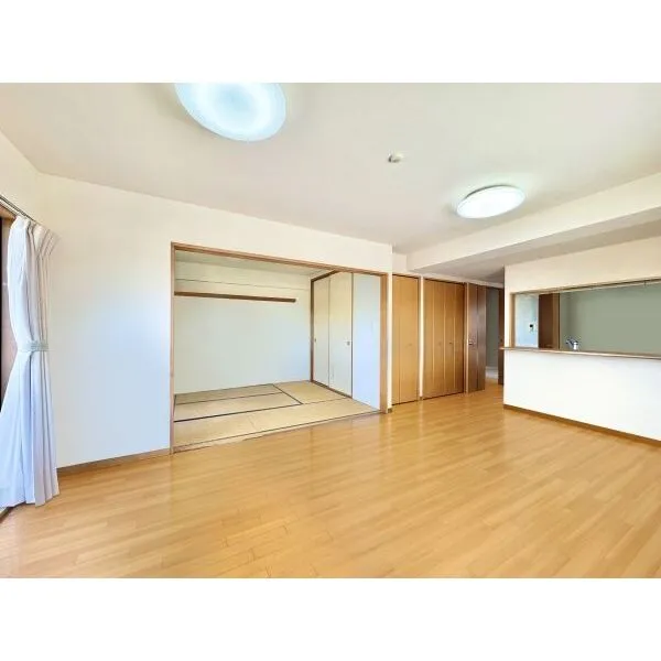 サングレイス鎌倉笛田 隣の和室と繋げて広々とお使いいただくこともできます。(CGで作成したリフォームイメージです。)