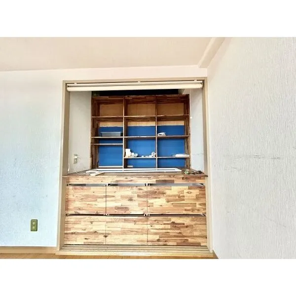 ルモン東川口壱番館 DIYで作った、引き出しや棚のある使いやすい物入れです。