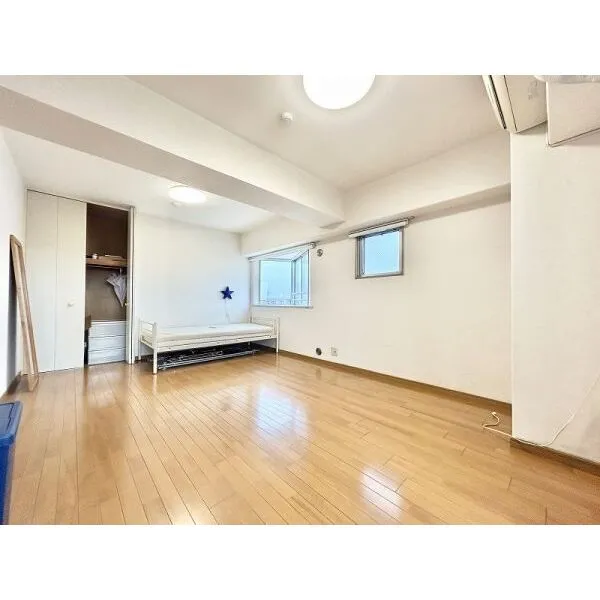 ルモン東川口壱番館 約10.4帖の洋室(1)です。出窓があり開放感があります。