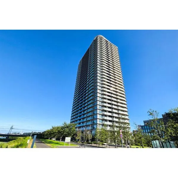 ブリリアタワー聖蹟桜ヶ丘ブルーミングレジデンス 「聖蹟桜ヶ丘」駅から徒歩５分。多摩川沿いに広がる自然や山々の景色を堪能いただける２７階のお部屋です。