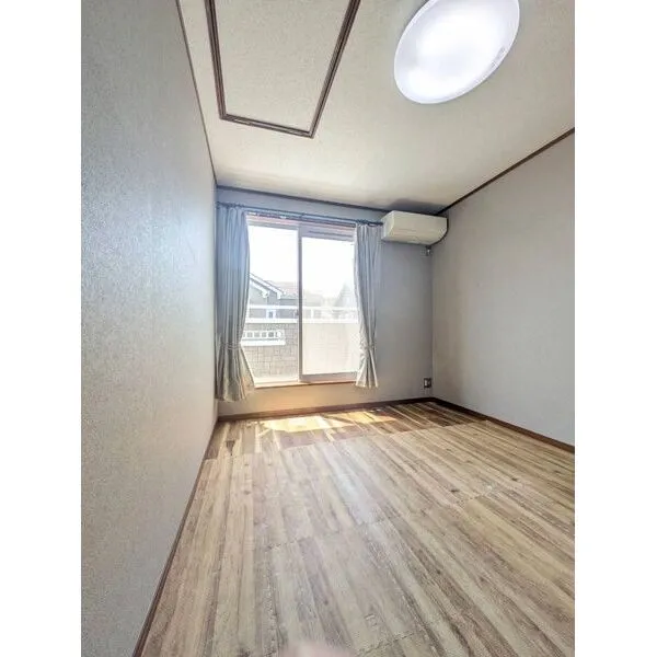 練馬区土支田4丁目 南西側洋室約6.0帖は屋根裏収納があります。