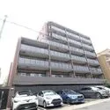 ヴィークコート本山鏡池通 周辺街並みと調和する落ち着いた雰囲気で、ガラス手摺がアクセントとなるファサードデザイン