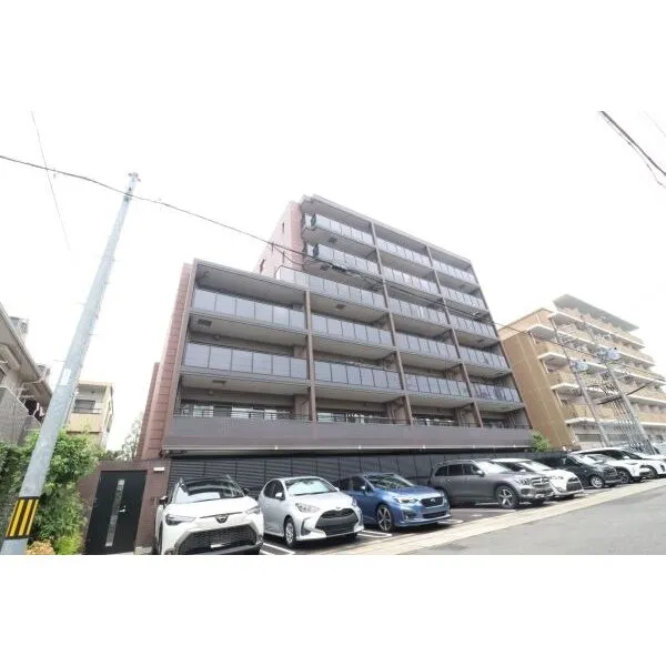 ヴィークコート本山鏡池通 周辺街並みと調和する落ち着いた雰囲気で、ガラス手摺がアクセントとなるファサードデザイン