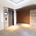 ヴィークコート本山鏡池通 大判タイルを用い間接照明が印象的なエントランス空間