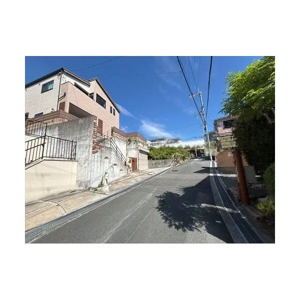 茨木市北春日丘4丁目 前面道路