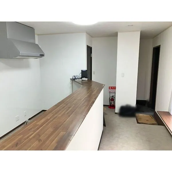 松戸市上本郷 1階サービスルーム(納戸)約10.5帖。玄関方向。