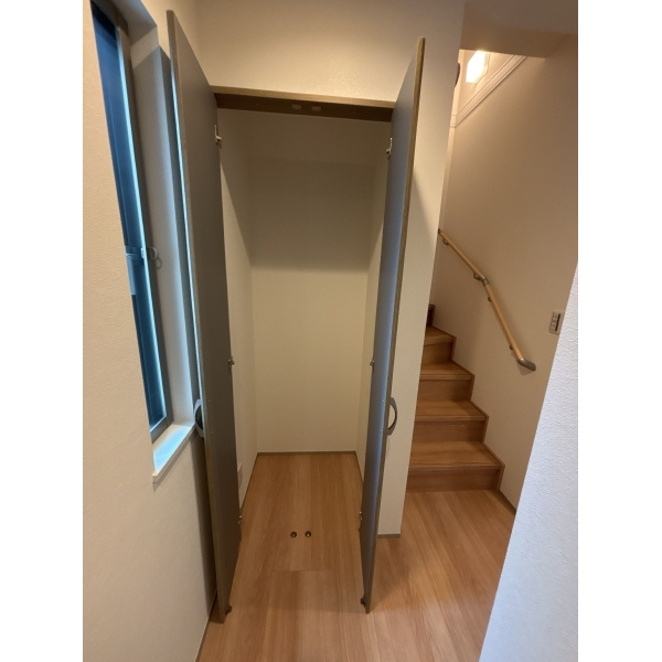 横浜市鶴見区朝日町１丁目 1階階段横の収納