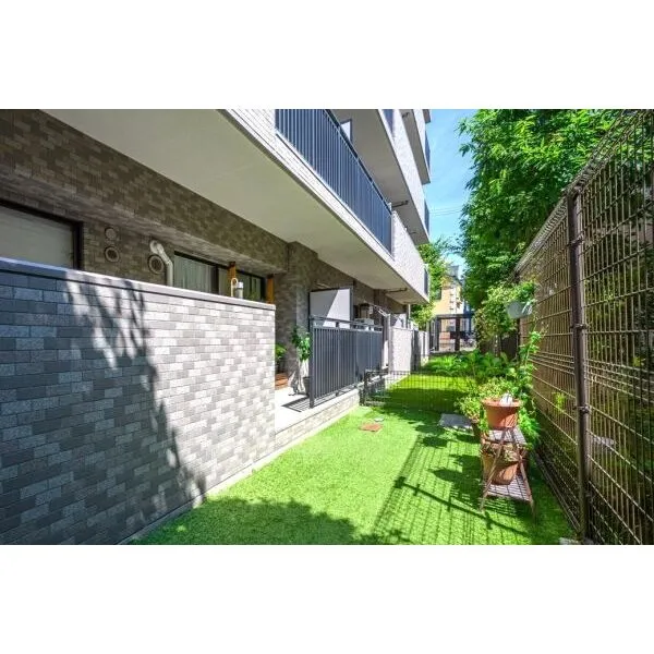 上大岡パーク・ホームズ ガーデニングや家庭菜園を楽しめる専用庭