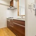 ライオンズプラザ平塚見附町 家族の会話がはずむカウンターキッチン。※家具消し加工済み