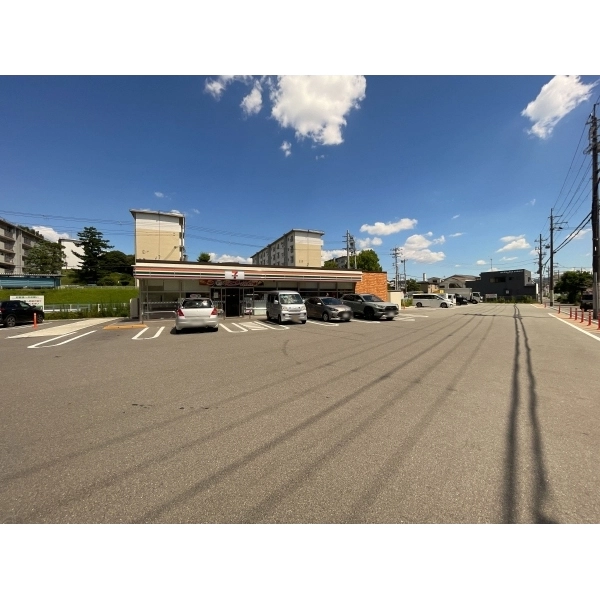 枚方市東香里新町 セブンイレブン枚方香里ヶ丘店（コンビニ）まで約680m（徒歩9分）