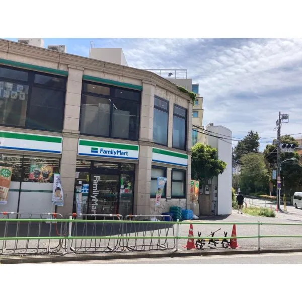 ファミールグラン西麻布パークアヴェニュー ファミリーマート 元麻布店（コンビニ）まで約70m（徒歩1分）