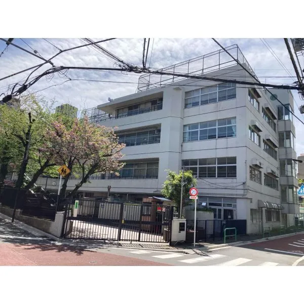 ファミールグラン西麻布パークアヴェニュー 港区立笄小学校（小学校）まで約310m（徒歩4分）