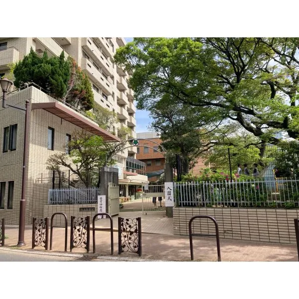 ファミールグラン西麻布パークアヴェニュー 愛育幼稚園（幼稚園・保育園）まで約240m（徒歩3分）
