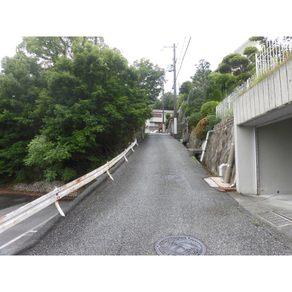 西宮市甲陽園西山町 前面道路との高低差があり、プライバシー・日当たり・風通しの確保がしやすい♪