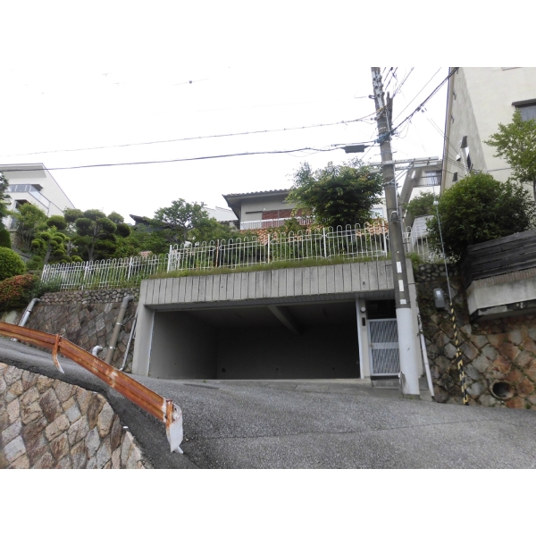 西宮市甲陽園西山町 掘り込みガレージは耐久性や耐火性だけでなく、防音効果もあり音の出る作業も安心♪