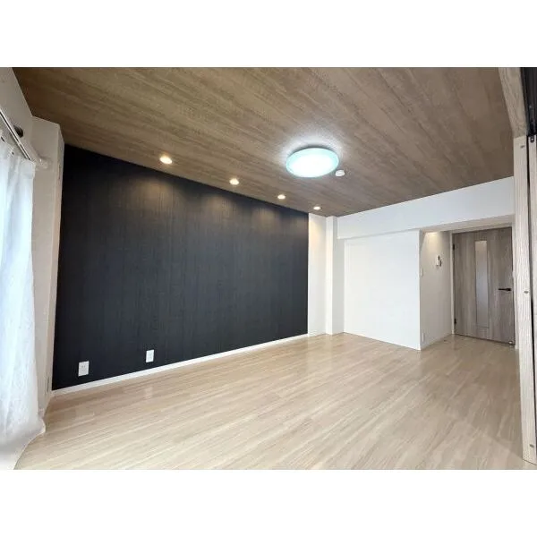 日商岩井方南町マンション 南向きのLDK。陽当たり良好で、快適に過ごせる空間です。