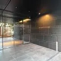 ジオ文京千石 質感のあるタイルを敷き詰め静かな趣をたたえるエントランス