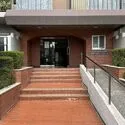 川口グリーンマンションA棟 スロープが整備され、バリアフリー性に配慮されております。
