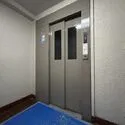 川口グリーンマンションA棟 各階に停止するエレベーターがございます。