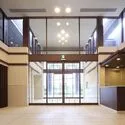 カワサキアイランドスイート ＜エントランス＞2層のエントランス。エントランス外観と合わせたダークブラウンを基調としたエント・・・