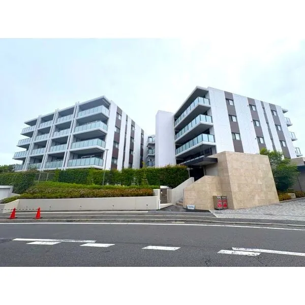 クレストレジデンス横浜スカイビュー汐見台 高台の住環境に映える重厚感ある外観