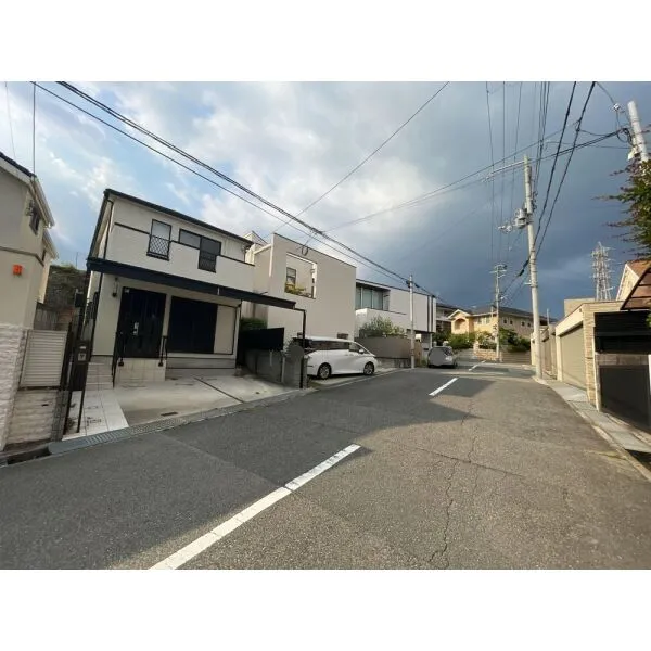 芦屋市岩園町 前面道路含む外観