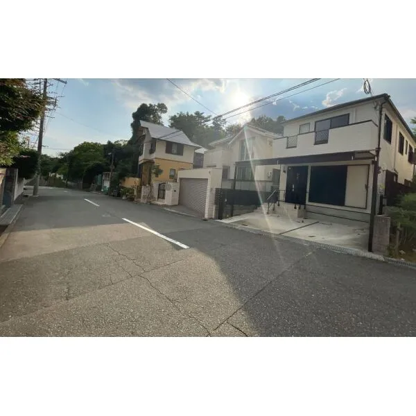 芦屋市岩園町 前面道路含む外観