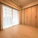 藤和半蔵門コープ 洋室は約4.2帖。壁一面にクローゼットが設けられており、お部屋を広々とお使いいただけます。