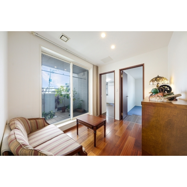 鎌倉市由比ガ浜2丁目 2階サンルーム。家具・調度品は価格に含まれません。