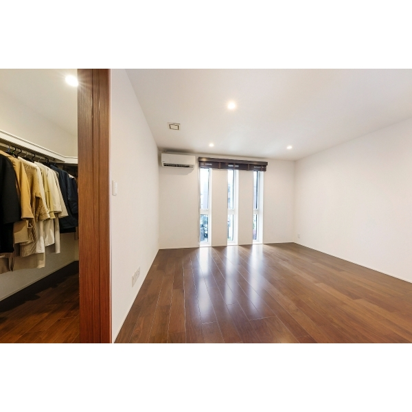 鎌倉市由比ガ浜2丁目 2階洋室。家具・調度品は価格に含まれません。