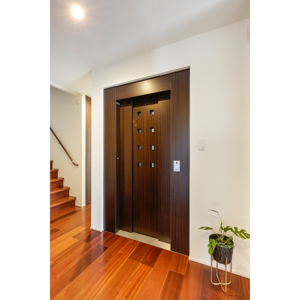 鎌倉市由比ガ浜2丁目 ホームエレベーター。家具・調度品は価格に含まれません。