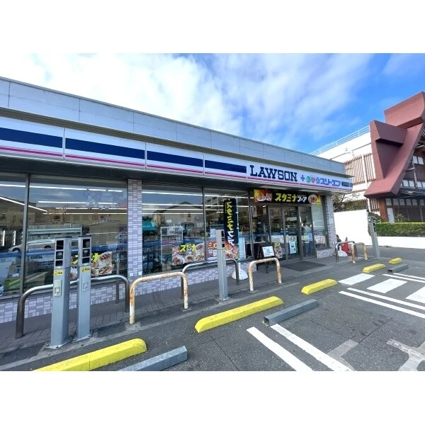 鎌倉市由比ガ浜2丁目 ローソン・スリーエフ鎌倉由比ガ浜店(コンビニ)まで約110m(徒歩2分)