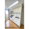 プリムローズ根岸ビーフォート 窓付で採光・換気良好、吊戸棚付きで収納豊富、作業スペースも確保された明るいキッチン※家具消し加工済み
