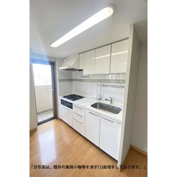 プリムローズ根岸ビーフォート 窓付で採光・換気良好、吊戸棚付きで収納豊富、作業スペースも確保された明るいキッチン※家具消し加工済み