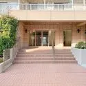 コトー多摩川 【エントランス】居住者の皆様を迎えるエントランスは、あたたかみのあるレンガタイル貼りです。
