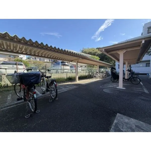 コスモ鶴見白幡公園 自転車置き場