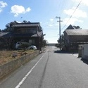 西尾市鳥羽町十三新田 南西側前面道路を南向きに撮影した写真です。